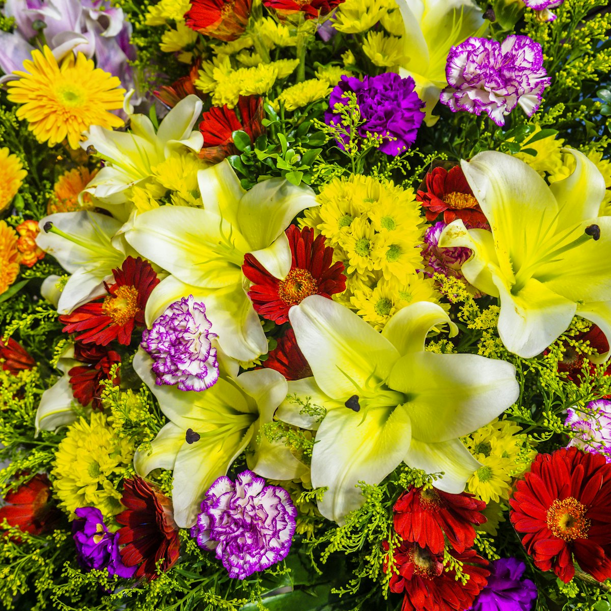 A funeral wreath of white flowers